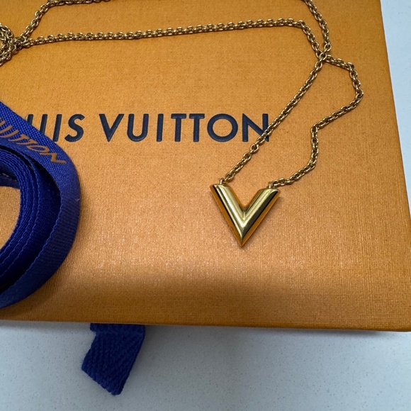LOUIS VUITTON - Essential V Necklace - Picture 4 of 5